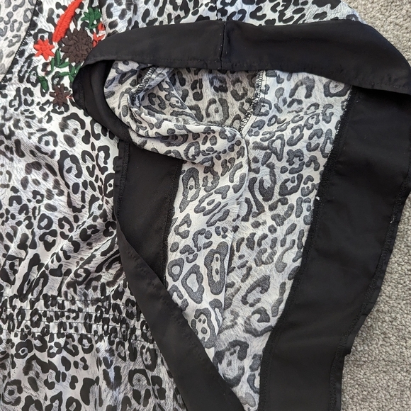 FLORAL embroidered satin bat arm blouse - Picture 10 of 11